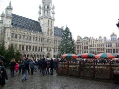 グランプラスにやって来ました。
一昨日の夜からブリュッセルにいますが、ずっと小雨続きで、傘が手放せませんでした。
ヨーロッパの冬は晴れたらラッキーと思うしかないのですが、太陽の光に照らされて輝くグランプラスが見たかったです。
