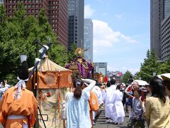 日比谷通りと行幸通りの交差点