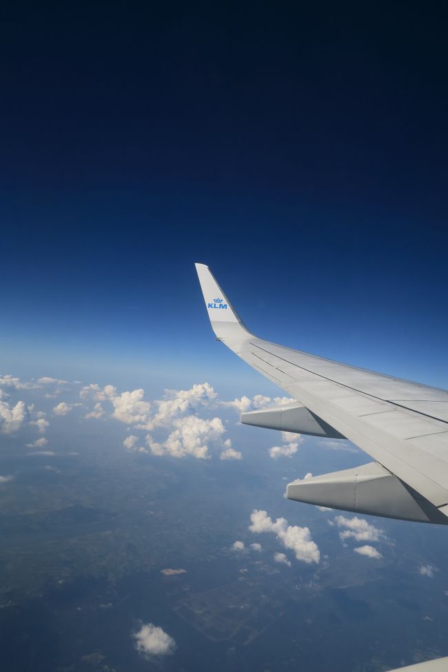 アムステルダムを経由してプラハへ。<br />天候不順の心配は杞憂に終わり、1週間好天に恵まれました！<br /><br />プラハ空港到着後、キャッシングでチェココルナを2人分で1500CZK用意し、<br />ｴｱﾎﾟｰﾄｴｸｽﾌﾟﾚｽというバスでプラハ本駅まで約30分。<br />バスやトラムのチケット、出店や入場料でクレジットカードが使えない所もあるので、多少チェココルナを用意しておくと安心です。<br />ユーロも使用できますが、その場合は割高。