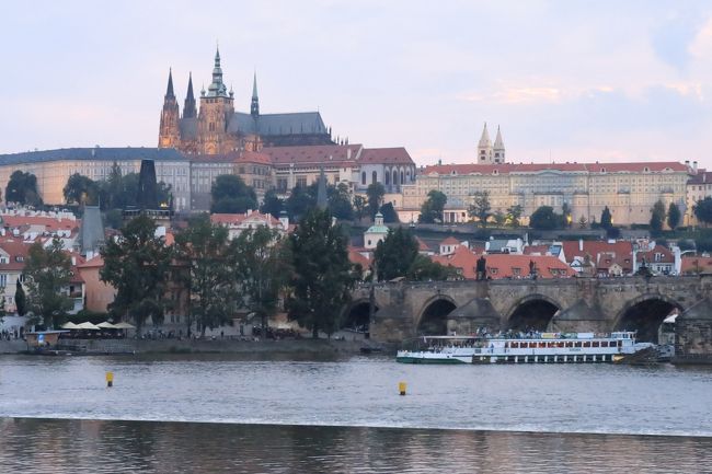 プラハに来たからには何はともあれカレル橋とプラハ城を見たくて。<br />じっくり観光は明日から。<br />プラハ本駅からカレル橋は徒歩約20分ぐらい。