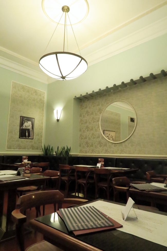 小腹が空いたので夜お茶へ。<br />新市街のカフェルーヴル。<br />100年以上の歴史のあるカフェなのですが、内装は新しくこざっぱりしています。<br />チェコは長くハプスブルク家の支配下にあったので、カフェもウィーン風。<br />カフカやアインシュタインも通ったそうです。