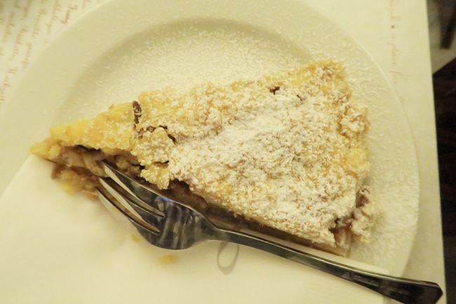 友達が食べたアップルのケーキ。<br />サクサクした歯ごたえが美味しい！<br />GLUTTEN-FREE APPLE CAKE 59CZK