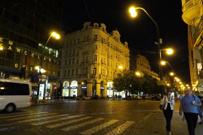 夜が更けて。<br />明日からの街歩きに備えてホテルへ戻ります。