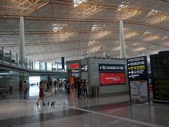 北京首都国際空港 (PEK)では3時間ほど過ごします。会社等へのお土産はここで調達。