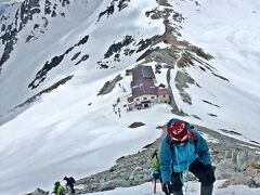 さぁ、一ノ越山荘からが本日の正念場。
此処まではお遊びの雪山トレッキング。
これから向かうのは切り立つ雄山の稜線域。

お遊び雪山のつもりでいたら、自分をこの世から抹消してしまう怪我に繋がるかもしれない場所。
一歩、一歩慎重に登り始める。

稜線域の斜度はかなり急で、あっという間に先ほどまで居た一ノ越小屋を見下ろす高さへと登る。
