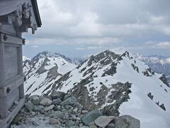 峰本社の背後には有名な剱岳の姿も見える。

立山・峰本社の崖の上は狭いので、あまりゆっくり滞在していると後続を歩いてくる登山者の迷惑となるので、グルリと立山の雄姿を眺めた後は、下山をする。

