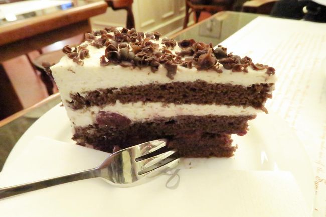 私が食べたケーキ。<br />中に隠れているお酒に漬けたフルーツがオトナな味。<br />BLACK FOREST CAKE 64CZK