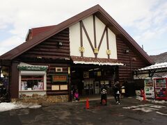 箱根湯本駅に戻り、ふたたび箱根登山電車に乗り込みます。急こう配をゆっくりと走って行きます。終点の強羅駅まで行きます。