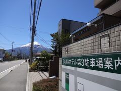 渋滞を回避するために、
１日目は平塚に泊まり、朝早く河口湖周辺へやってきました。
SAWAホテルに荷物を置いて、車を停めさせてもらい
自転車でうろうろ開始！！
ホテルからも富士山がきれいに見えます。