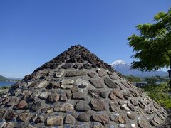 大石公園で一服。
外国人観光客と思われる方々がたくさんいました。
こちらは、日本全国の「○○富士」と呼ばれる山からとってきた
石でできた冨士山です。
こんなに「○○富士」と呼ばれる山があるんですね〜！！
自分の地元にもありました！