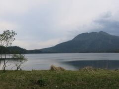 尾瀬沼越しの燧ヶ岳。
わずかに湖面にその影を映す。

もっとはっきりと晴れていたら、さそかし･･･