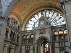 最終日。帰国日です。
早朝にチェックアウトし、デルフトを後にします。
ベルギー鉄道から鉄道の切符を購入してあり、途中下車可のチケットなので、経由するアントワープに寄り道する予定です。

アントワープ中央駅。
見事な建物でした。