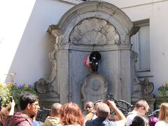 祝日だからか小便小僧さんは正装です。