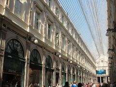 ギャルリー・サンチュベールもまずまずの人出。