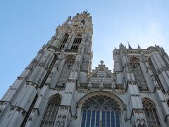 広場が狭くて全く全容を写せないノートルダム大聖堂へ。