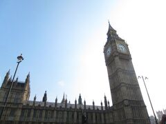 本当はグリニッジで夕食を済ませた後に『ビッグ・ベン（Big Ben）』を見に行く予定でした。
しかし、時差ボケしているのか、ちょっと疲れたので早くゆっくりしたい。ビッグ・ベンだけ見て、夕食はスーパーの惣菜を買って家で食べようという事になりました。
Greenwich Pierからリバーボートに乗り、Westminster Pierで下船。帰りの船は乗客がいっぱいでした。
Westminster Pierからビッグ・ベンまで、人混みをかき分けながらで徒歩5分程でした。