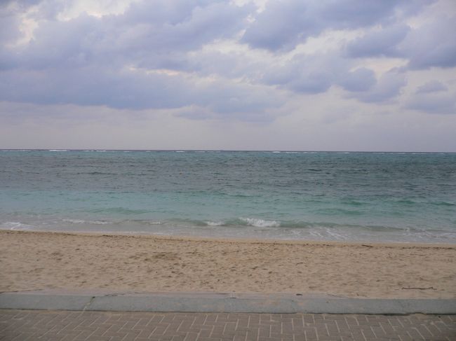 リザンシーパーク谷茶ベイ 宿泊、那覇から結構走るのですね。<br />ホテルから行けるプライベートビーチ。さすがに2月なので泳いでいる人はいません。