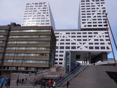 おはようございます。
今日はアムステルダムに戻ります。

今日の予定も盛り沢山なので、早目にホテルをチェックアウトして駅に向かいました。

写真はユトレヒトの駅ビル？？

現代的な建物です。

