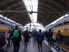 30分ほどでアムステルダムに到着です。

やっぱり大きいアムステルダム中央駅。

