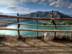 タール湖の中にあるタール火山の火口湖。
タール湖の湖面からの高さは約300m。

タガイタイ一番の観光スポットで、観光客はこれを見るために馬に乗ってやってきます。

＜タール火山のカルデラ湖＞
https://www.youtube.com/watch?v=5hZI9s84-YQ
