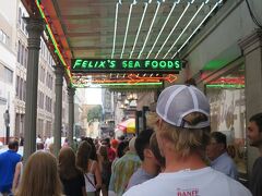 初日はやっぱり牡蠣だーっ♪

『Felix's』

牡蠣目当てだとここか対面のAcmeが有名みたい。
夕方6時前に行ってどちらも行列。
