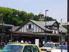 １０：００頃、原宿駅に到着。とりあえずゆっくり原宿駅の駅舎を見るのは後で。ジャニーズショップに入る為の整理券を貰いに行きます。