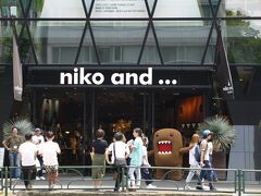 【水曜のアリス】を出て道路の向こうの【ｎｉｋｏ ａｎｄ】にＮＨＫキャラクターの【どーもくん】がいました。ＮＨＫが近いからなのか、たまたまどーもくんフェアーだったのか...。