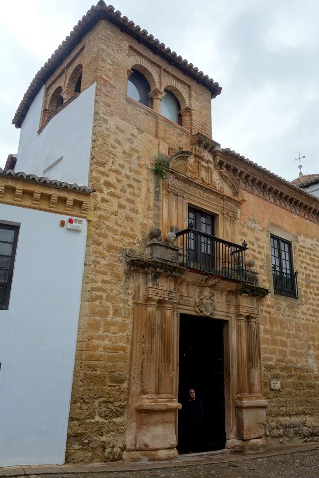 Palacio de Mondragón<br />相棒が入ってみたいと言い、入れそうなので入ってみる。<br />中はロンダ考古学博物館といった感じである。