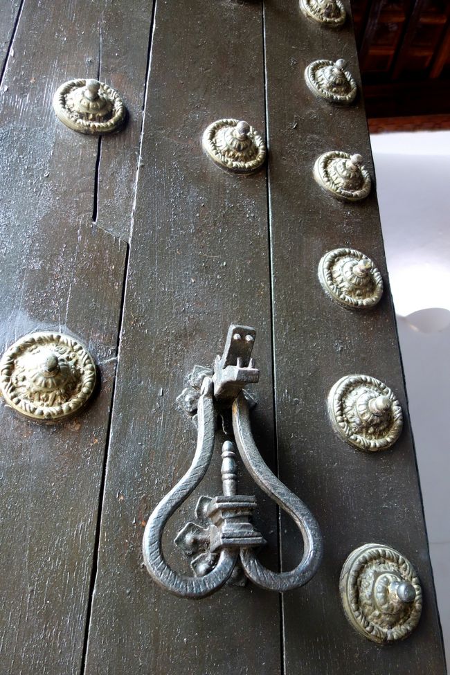 ハート形のドアノッカーって思ったけど、よく見るとワニかカバ？が口開けてたり。