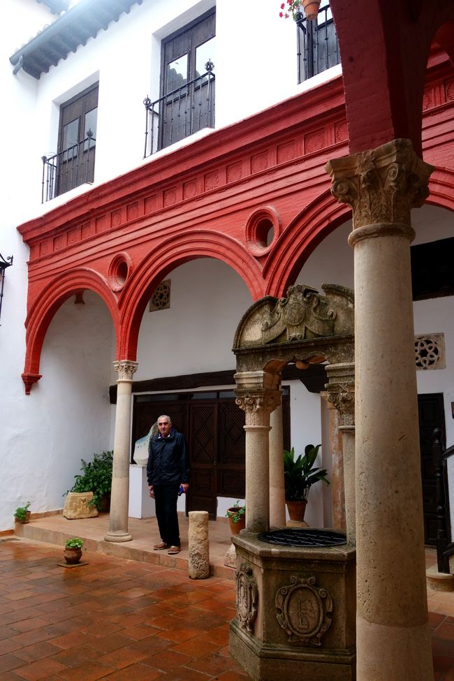 入って直ぐのパティオ。白い壁に赤いアーチが美しい。