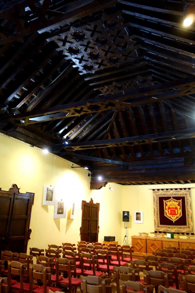 会議室のようなお部屋。木造の天井が迫力あり。<br />元々はムーア人のお偉いさんの屋敷だったとか。