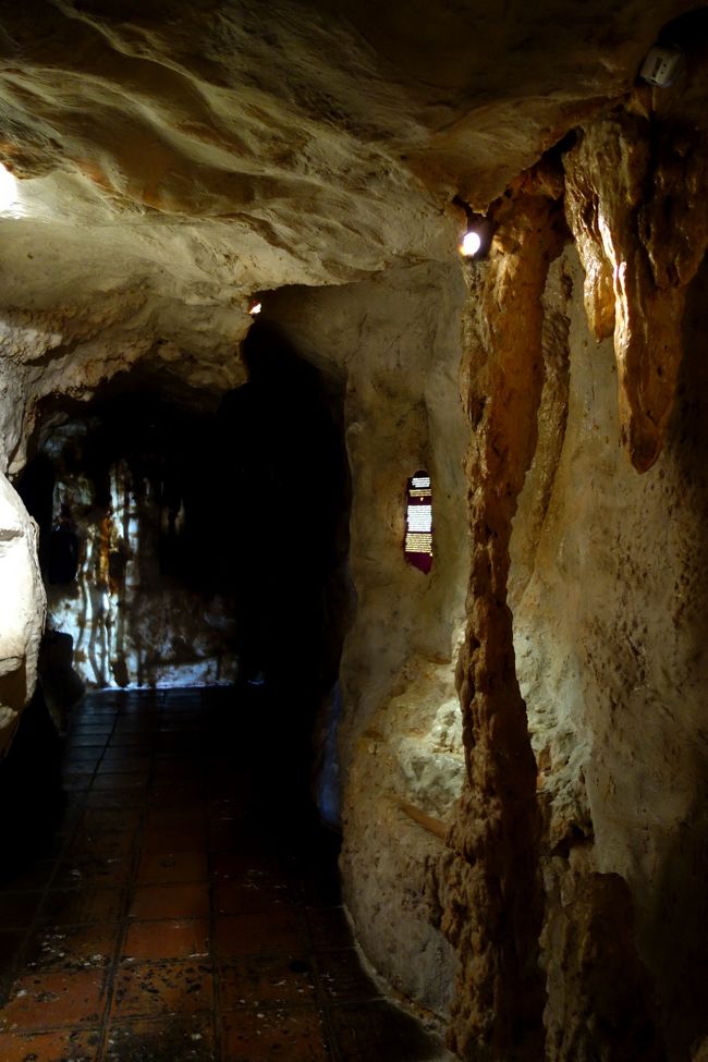 この洞窟のようなお部屋にロンダで発掘されたものの展示が。<br />あまり展示物の説明を読む気もしなかったので、さっさと進む。