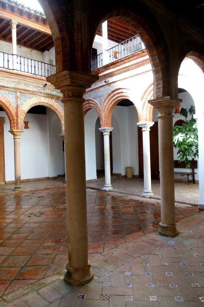 下に降りてきて回廊を眺める。<br />回廊部分の床にはイスラム建築でよく見られるタイルも埋め込まれていました。