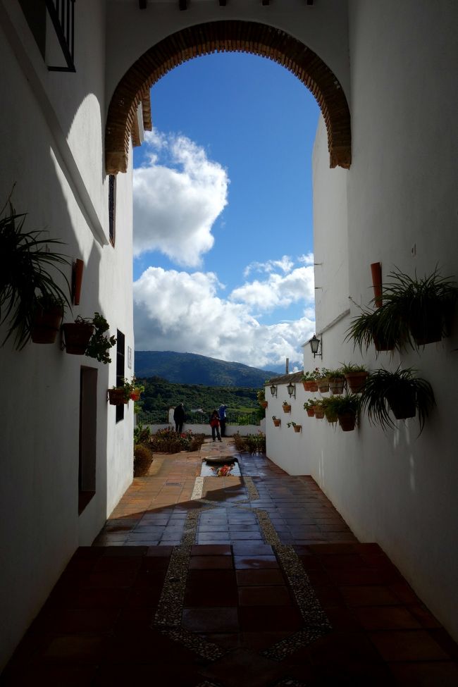 お庭部分へと。正面がミラドール(展望台)になっていそう。