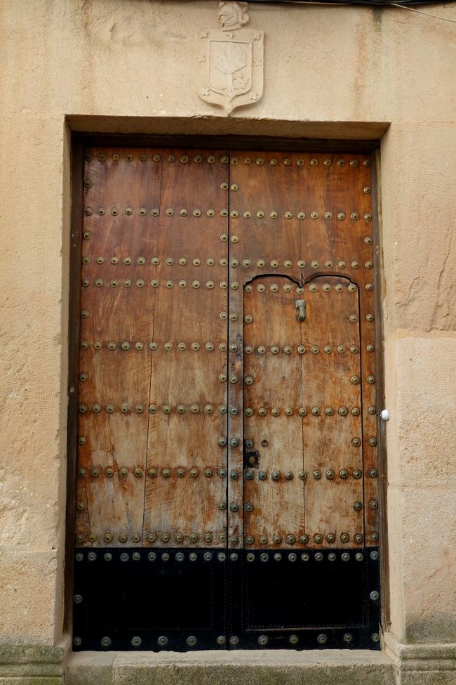 ドアに小さいドアが付いています。アルハンブラの裁きの門でもあった勝手口。