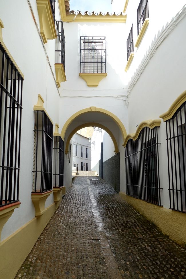 ロンダのヌエボ橋付近は旅行者で賑わっていますが、旧市街はどこもひっそりしています。