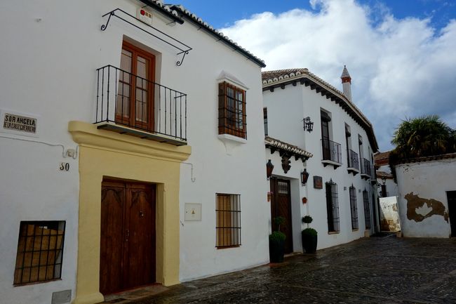 ロンダの旧市街も基本は白い街。お金持ちの住むエリアなのでしょうか？<br />大きなお家が軒を連ねています。