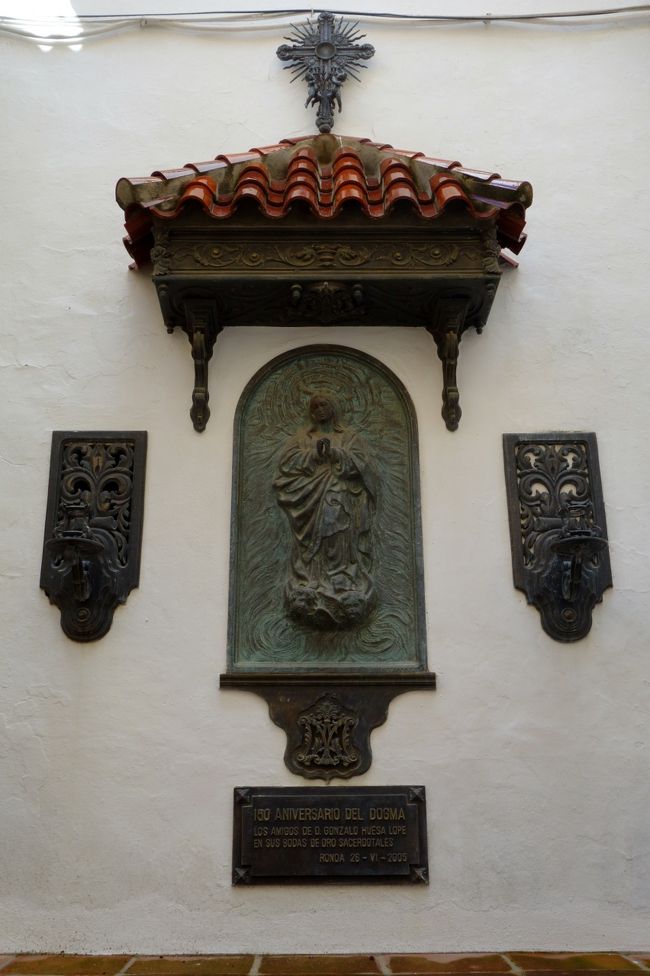 路地のマリア像は屋根で保護されていました。<br />アジアでよく見る祠と同じなのかな？