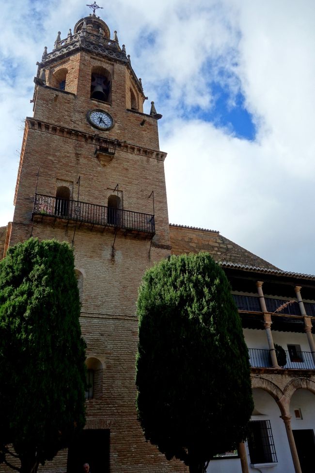 同じ広場に建つサンタ･マリア･ラ･マヨール教会。<br />まだ入れそうなので入ってみる事に。