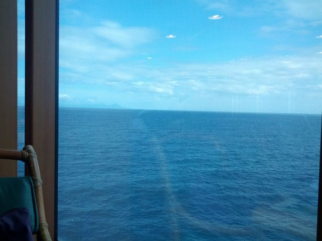 朝６時には目が覚めました。<br />今回初めての内側船室です。<br />窓がないので、外が明るくなってもわかりません。<br />いつもの時刻に目覚めるのは体内時計でしょうか。<br />この時期、夜明けは早いので、窓がないのでもっとゆっくりと眠ると思ったのですが。<br /><br />昨日に懲りて、ビュッフェへ朝食に行きました。<br />７時過ぎでしたが、窓際はすべて埋まっていました。<br />左舷側はなぜか中国人でごったがやしていました。