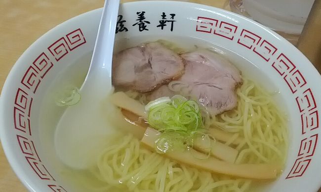 澄んだ汁に、しこしこした麺だった。<br />塩ラーメンだが、とてもさっぱりとしている。