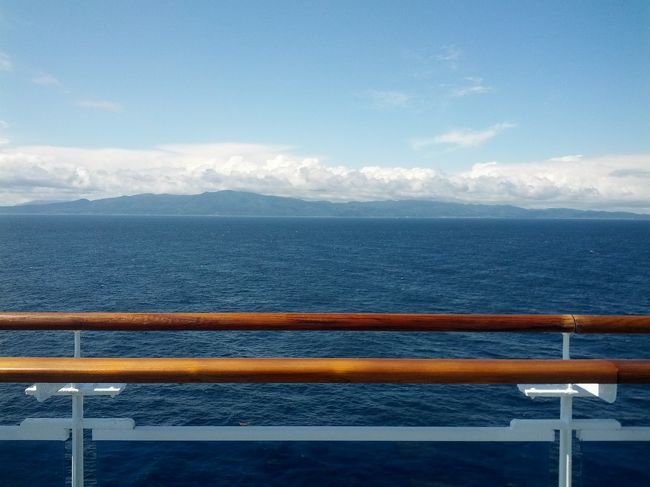 船が港に近づきます。<br /><br />接岸までに時間があったので、Gymに行ってみました。<br />Spaの奥にあります。<br />それほど広くはありませんでした。<br />一通りのマシーントレーニングの設備があります。<br /><br />結構、混んでいました。