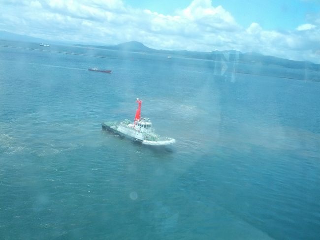 水先案内でしょうか。<br />船の名前は見えますが、PILOTとは書かれていません。<br />それは日本だから？<br /><br />