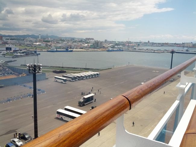 接岸しました。<br />港町埠頭と書いてありました。<br />グーグルの地図では有川埠頭と書いてあります。<br />場所は同じところを指しているみたいです。<br />いずれにせよ、函館駅のある市街地からは離れています。<br /><br />港にはスクラップのようなものが積まれています。<br />最初の寄港地として、素敵な眺めではありません。<br />