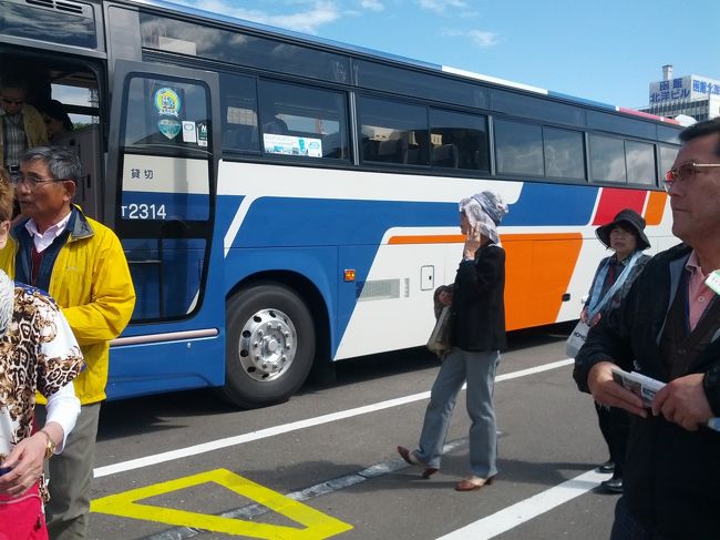 駅の近くの駐車場で降車。<br />帰りもここから出発するらしい。<br />バスの案内の人は、「Carnival」って書いたパネルを持っていた。<br />日本ではCarnival Japanが担当しているからといっても、やっぱり「Princess」って看板の方がわかりやすいと思うのだが。