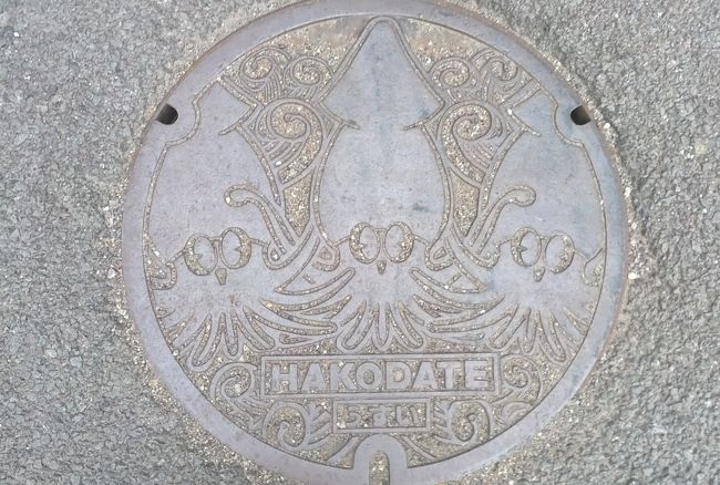 マンホールのふたが面白い。<br />「いか」してる。