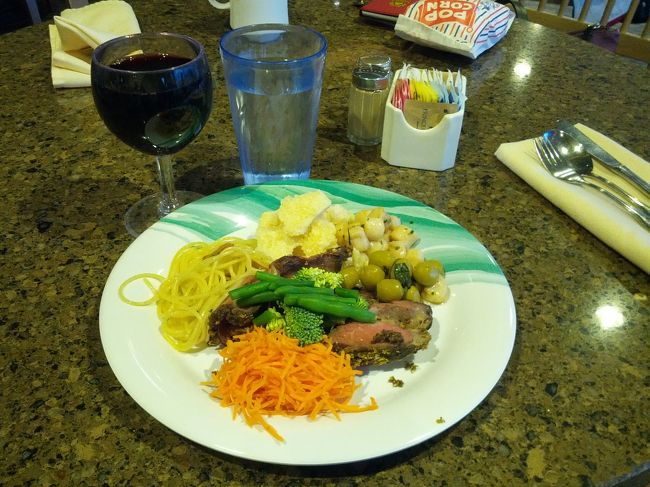 船に戻って、ビュッフェで夕食にした。<br />ビュッフェの夕食もなかなかいい。<br />この日のテーマはイタリアン。ビュッフェの夕食は毎日テーマがあるようだ。<br />しかし、大半のメニューはかわらないけどね。<br /><br />ワインを飲む。<br />メルロー　＄８＋１５％。