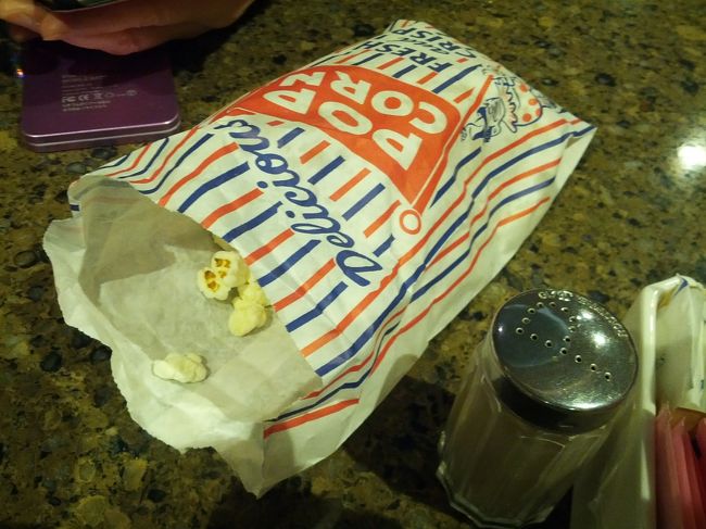 最後の締めはポップコーン。<br /><br />アトリウムで音楽を聴いて、この日は早めに就寝。<br /><br />シアターでは地元の方が、「江差追分」の公演をされていました。<br />文化的な興味は持てるけれど、劇場で娯楽と位置付けるには地味かもしれない。