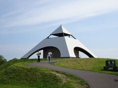 坂道を登った影響で足の筋肉が悲鳴をあげていますが、
白い建物内の螺旋階段を登ると