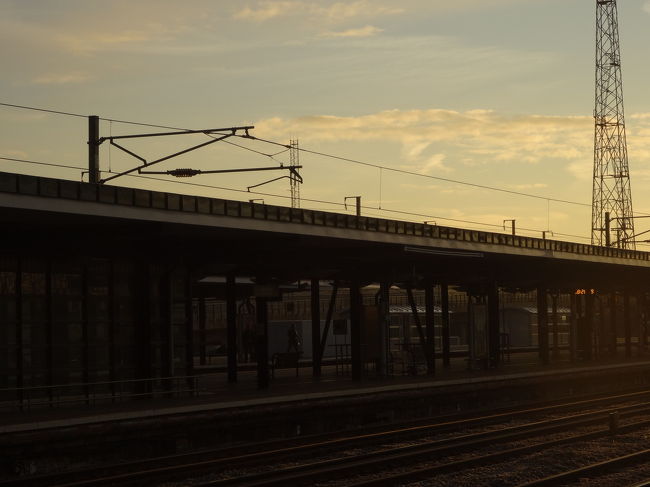 乗り換え駅のアッシュフォード駅。<br /><br />朝焼けだ( ^^)
